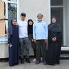 Samiya, Maroof, Aisha, AllaDitta et Maqsood (de gauche à droite), devant leur maison de Middlesbrough, en Angleterre, le 13 août 2024. (ELISE LAMBERT / FRANCEINFO)