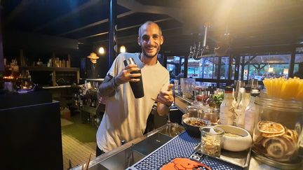 Thibault Gaufryau, barman et maître cocktailier au Juniper, à Hossegor, dans les Landes. (FARIDA NOUAR / FRANCEINFO / RADIOFRANCE)