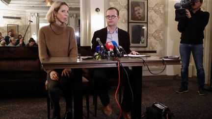 Jeanne Der Agopian, chargée des relations presse, et Benjamin Blanchard, directeur de l'association SOS Chrétiens d'Orient, lors d'une conférence de presse sur l'enlèvement de trois Français et un Irakien à Bagdad, le 24 janvier 2020.&nbsp; (THOMAS SAMSON / AFP)