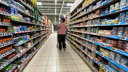 Une cliente fait ses courses dans un supermarché français. (DENIS CHARLET / AFP)