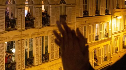 A Paris comme partout en France,&nbsp;on applaudit chaque soir à sa fenêtre les soignants et soignantes qui luttent&nbsp;pour sauver les malades du Covid-19, mais aussi tous&nbsp;les héros du quotidien qui permettent au pays de continuer à vivre. (MAXPPP)