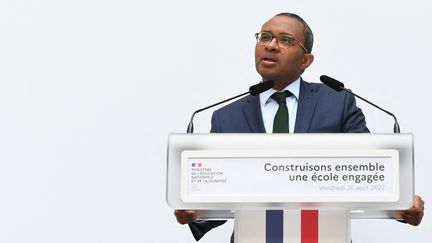 Pap Ndiaye, ministre de l'Education Nationale, lors d'une conférence de presse sur la rentrée, le 26 août 2022. (ALAIN JOCARD / AFP)