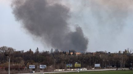 L'aéroport de Dnipro (Ukraine) touché par des frappes russes, le 10 avril 2022.&nbsp; (RONALDO SCHEMIDT / AFP)