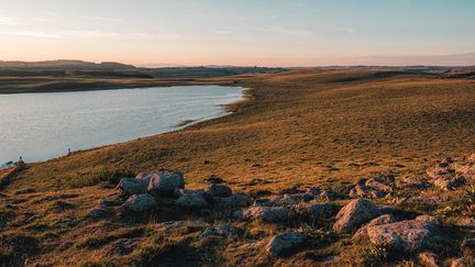 Vue de l'Aubrac, un&nbsp;plateau volcanique dans le massif central, entre la Lozère, le Cantal et l'Aveyron. (LEZBROZ)