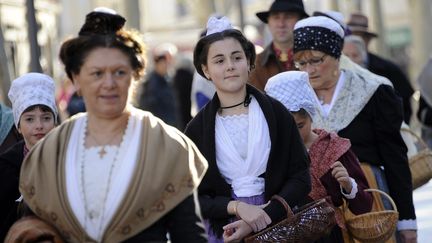 D&eacute;fil&eacute; de groupes traditionnels proven&ccedil;aux dans le centre d'Istres (Bouches-du-Rh&ocirc;ne), lors de la f&ecirc;te des bergers, en d&eacute;cembre 2013. (MAXPPP)