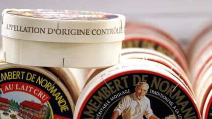 Des boîtes de camembert de Normandie portant la mention "appellation d'origine contrôlée" (AOC), équivalent français de l'AOP européenne, le 20 mars 2012 dans un supermarché de Caen (Calvados). (CHARLY TRIBALLEAU / AFP)