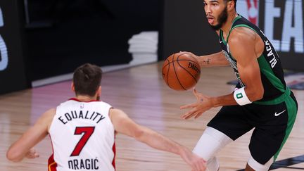 Jayson Tatum (Boston) en feu face à Goran Dragic (Miami) (MIKE EHRMANN / GETTY IMAGES NORTH AMERICA)