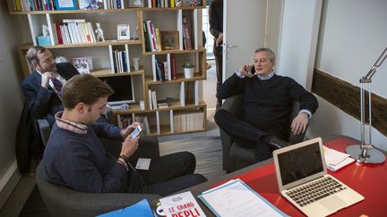 Jérôme Grand d'Esnon (au fond à gauche) discute avec Bruno Le Maire (à droite) dont il dirige la campagne pour la primaire de la droite. (LIONEL BONAVENTURE / AFP)