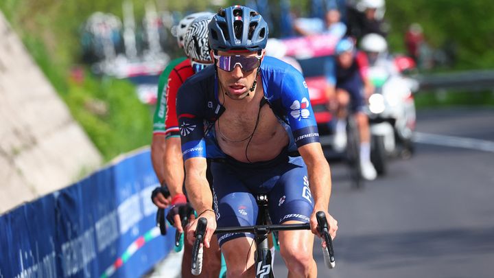 Thibaut Pinot (Groupama-FDJ) à l'avant de la 18e étape, le 25 mai 2023. (LUCA BETTINI / AFP)