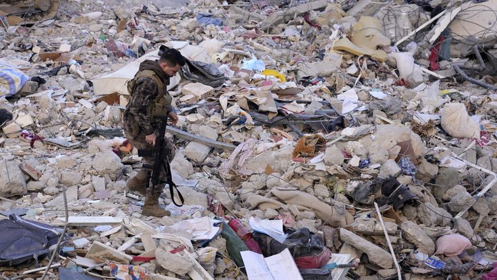 Un soldat marche dans les décombres d'un bâtiment, le 7 février 2023, à Adana (Turquie), 24 heures après un tremblement de terre. (HUSSEIN MALLA / AP)