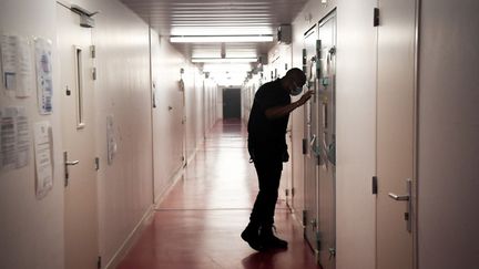 Un surveillant contrôle une cellule de la prison de Fleury-Mérogis, la plus grande prison d'Europe, au sud de Paris, le 23 août 2021.&nbsp; (ALAIN JOCARD / AFP)