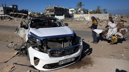 Une voiture qui transportait des employés de l'ONG World Central Kitchen  touchée par une frappe israélienne à Khan Younès dans le sud de la bande de Gaza, le 30 novembre 2024. (BASHAR TALEB / AFP)