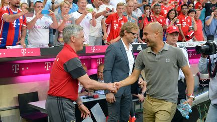 Bonne ambiance entre Pep Guardiola et Carlo Ancelotti (JOERG KOCH / ANADOLU AGENCY)