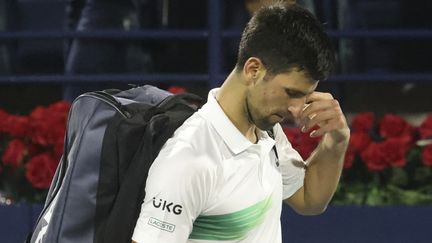 Novak Djokovic après son élimination du tournoi ATP de Dubaï (Emirats arabes unis), en quarts de finale, le 24 février 2022. (KARIM SAHIB / AFP)