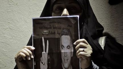 Une femme solidaire du militant des droits de l'Homme, Nabeel Rajab, arrêté le 5 mai 2012 à Bahrein à son retour du Liban. (AFP PHOTO / STR)