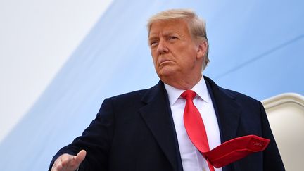 Le président américain Donald Trump devant l'Air Force One à Harlingen (Texas), le 12 janvier 2021. (MANDEL NGAN / AFP)