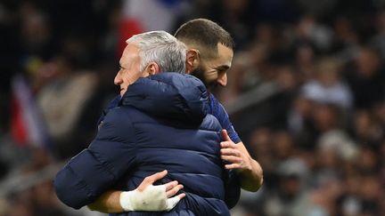 Didier Deschamps, qui félicite&nbsp;Karim Benzema lors de sa sortie du terrain, lors du match de l'équipe de France face au&nbsp;Kazakhstan le 13 novembre dernier, espère retrouver le sourire en Autriche.&nbsp; (FRANCK FIFE / AFP)