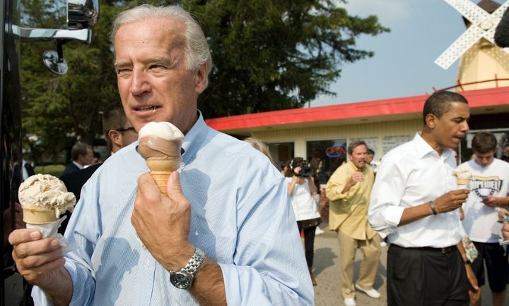 Joe Biden dhe Barack Obama (djathtas) shijojnë akullore në Aliquippa, Pa. Më 29 gusht 2008. (SAUL LOEB / AFP)