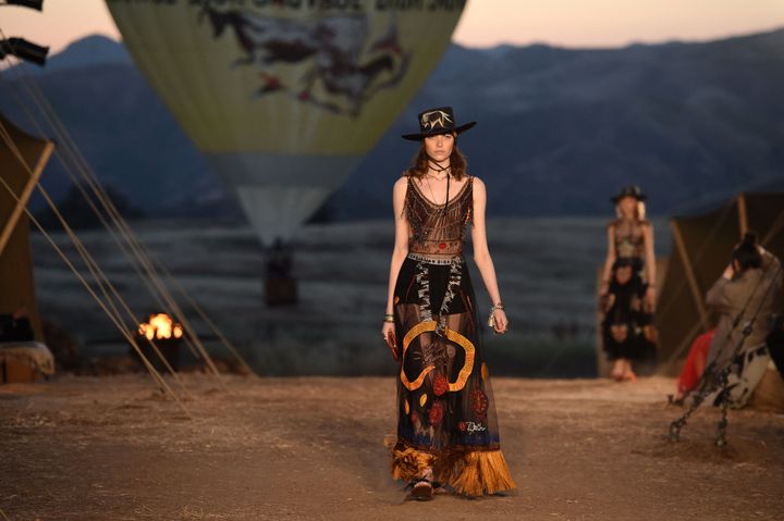 Une modèle lors du défilé Dior Croisière 2018 dans le canyon Las Virgenes, à Calabasas, en Californie, le 11 mai 2017. (CHRIS DELMAS / AFP)