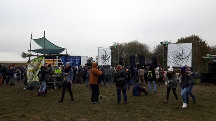 Entre 10 000 et 12 000 se sont retrouvés dans les Côtes-d'Armor pour une rave-party non autorisée (Johan Moison - Radio France)