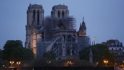 L'incendie de la cathédrale a détruit la toiture et la flèche de l'édifice. (ZAKARIA ABDELKAFI / AFP)