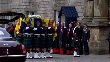 Le cercueil de la reine Elizabeth II est arrivé à Édimbourg, en Écosse, dans l'après-midi du dimanche 11 septembre.&nbsp;Une nouvelle journée d'hommages se prépare, lundi 12 septembre, comme l'explique le journaliste Ben&nbsp;Barnier, en direct de la capitale écossaise. (FRANCE 2)