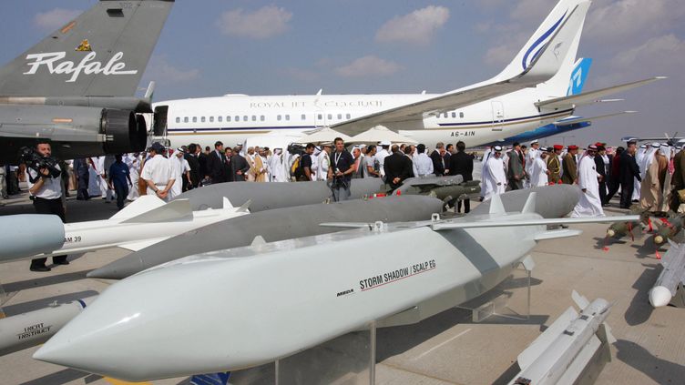 Emirati and foreign visitors pass behind Storm Shadow cruise missiles during the opening of the Dubai Air Show (United Arab Emirates), November 20, 2005. (RABIH MOGHRABI / AFP)