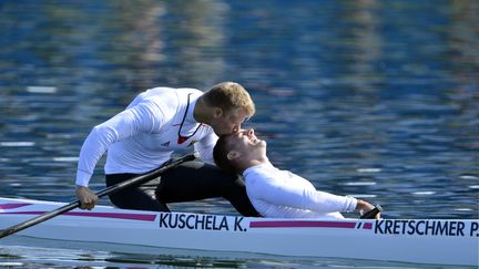 Les Allemands Peter Kretschmer et Kurt Kuschela&nbsp;m&eacute;daill&eacute;s d'or ai terme de la course de cano&euml; double, le 9 ao&ucirc;t 2012 aux JO de Londres.&nbsp; (ODD ANDERSEN / AFP)