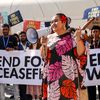 Une militante de l'association Fridays for Future appelle à la sortie des énergies fossiles à l'entrée de la "blue zone" de la COP28, à Dubaï, le 8 décembre 2023. (DOMINIKA ZARZYCKA / NURPHOTO / AFP)