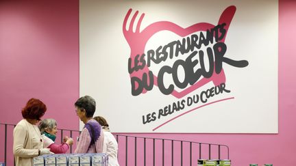 Des b&eacute;n&eacute;voles des Restos du Coeur pr&eacute;parent une distribution de nourriture &agrave; Paris, le 25 novembre 2013. (PATRICK KOVARIK / AFP)