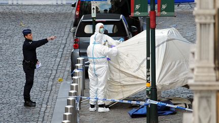 Intervention des enqu&ecirc;teurs sur le site de la fusillade au Mus&eacute;e juif de Bruxelles (Belgique) le 24 mai 2014.&nbsp; (ERIC VIDAL / REUTERS )