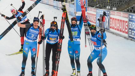 Les Françaises Julia Simon, Chloe Chevalier, Justine Braisaz Bouchet et Anais Bescond après avoir arraché la troisième place lors du relais féminin de Nove Mesto en Coupe du monde de biathlon.  (MICHAL CIZEK / AFP)