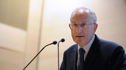 Philippe Wahl, pr&eacute;sident de la Banque postale, a touch&eacute; plus de 830 000 euros en 2011. Avec le nouvel arr&ecirc;t&eacute;, il va donc perdre 380 000 euros.&nbsp; (ERIC PIERMONT / AFP)