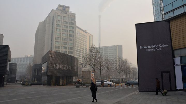 La centrale &agrave; charbon de Guohua se trouve &agrave; moins de 2 kilom&egrave;tres du centre-ville, juste derri&egrave;re un centre commercial flambant neuf. (THOMAS BAIETTO / FRANCETV INFO)