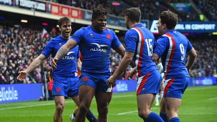 Jonathan Danty&nbsp;(gauche) célèbre son essai avec ses coéquipiers lors du match du Tournoi des six nations face à l'Ecosse, le 26 février 2022. (ANDY BUCHANAN / AFP)