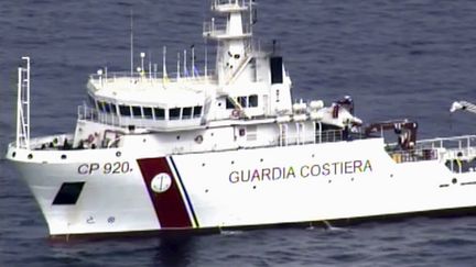 Sur ces images de la marine italienne, on voit un bateau des gardes-c&ocirc;tes partir &agrave; la recherche de rescap&eacute;s du naufrage d'un bateau avec 700 migrants &agrave; bord, le 19 avril 2015. (GUARDIA COSTIERA / REUTERS)