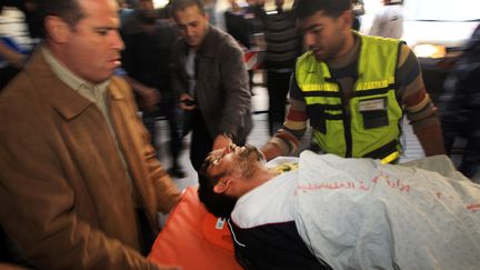 Du personnel m&eacute;dical prend en charge un homme bless&eacute; &agrave; l'h&ocirc;pital al-Shifa dans la ville de Gaza, vendredi 16 novembre 2012. (MAHMUD HAMS / AFP)