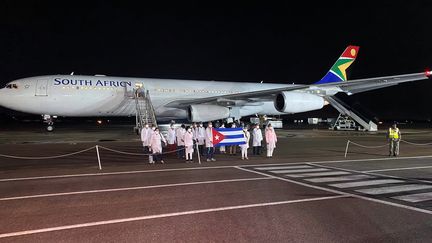 Médecins cubains à leur arrivée à Pretoria,&nbsp;en Afrique du Sud, le 27 avril 2020. (SIYABONGA SISHI / X06119)