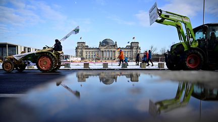 Des agriculteurs mobilisés avec leurs tracteurs près du Reichstag, le Parlement allemand, le 20 janvier 2024 à Berlin. (TOBIAS SCHWARZ / AFP)