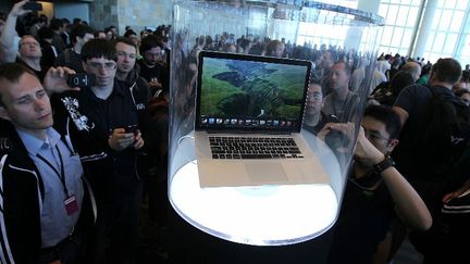 Le nouveau MacBook Pro d'Apple a &eacute;t&eacute; pr&eacute;sent&eacute; lundi 11 juin, expos&eacute; sous une cloche en verre, &agrave; San Francisco en Californie.&nbsp; (JUSTIN SULLIVAN / GETTY IMAGES NORTH AMERICA / AFP)