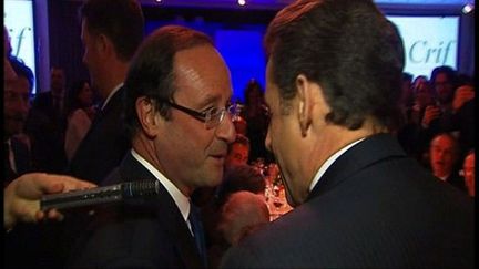 François Hollande et Nicolas Sarkozy lors du dîner du Crif le 8 février à Paris (AFP PHOTO / FRANCE TELEVISIONS)