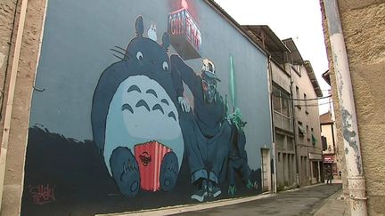 Fresque monumentale dans une ruelle du village d'Eauze dans le Gers ou se tient chaque année le festival Street'Art'Magnac. (R. Cothias / France 3)