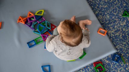 Un enfant dans une crèche de Charente-Maritime, en mars 2022 (illustration). (XAVIER LEOTY / MAXPPP)