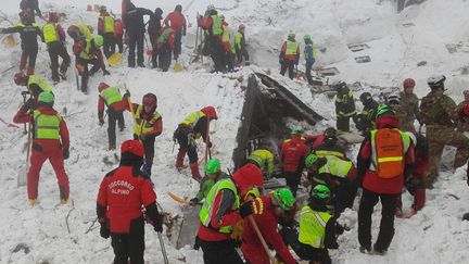 Des secouristes recherchent des survivants&nbsp;dans l'hôtel Rigopiano, lundi 23 janvier, près de Farindola,&nbsp;dans les Abruzzes (Italie). (CNSAS / AFP)