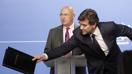 Michel Sapin et Arnaud Montebourg, alors ministres du Travail et du Redressement productif, le 25 juillet 2012 &agrave; l'Elys&eacute;e.&nbsp; (REMY DE LA MAUVINIERE / POOL / AFP)