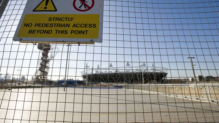 Le Stade Olympique de Londres derri&egrave;re un grillage interdisant l'acc&egrave;s aux pi&eacute;tons, le 2 f&eacute;vrier 2012.&nbsp; (GEOFF PUGH / REX FEATUR/REX/SIPA / REX)