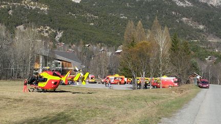 Au moins trois personnes sont mortes dans une avalanche qui s'est d&eacute;clench&eacute;e dans le massif des Ecrins, dans les Hautes-Alpes, le 1er avril 2015. (MAXPPP)