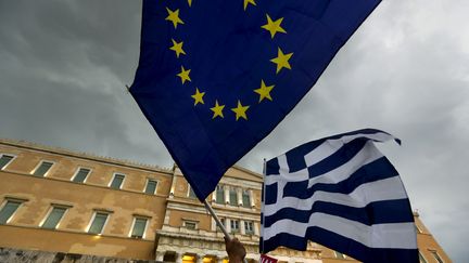 Les drapeaux grec et europ&eacute;en devant le Parlement grec, le 30 juin 2015, &agrave; Ath&egrave;nes (Gr&egrave;ce). (YANNIS BEHRAKIS / REUTERS)