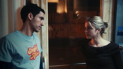 Walid (Adam Bessa) et Natacha (Alice Isaaz) dans une scène du film "Le Prix du passage" de Thierry Binisti. (TS PRODUCTIONS)