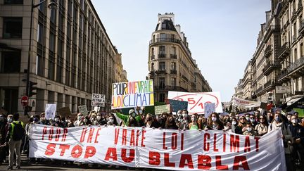 Des manifestants à la marche pour le climat à Paris, le 28 mars 2021.&nbsp; (CHRISTOPHE ARCHAMBAULT / AFP)